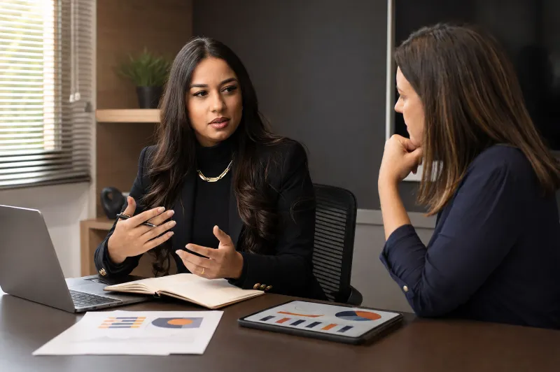 Equipe da Agência B MKT analisando o diagnóstico estratégico de um cliente
